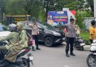 Kapolsek Selaparang Pimpin Rawan Siang Jam Pulang Sekolah, Pastikan Keselamatan Pelajar di Jalan Raya