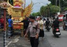 Polsek Mataram Amankan Prosesi Ngaben di Seraye, Wujud Pelayanan Polri dalam Kegiatan Keagamaan