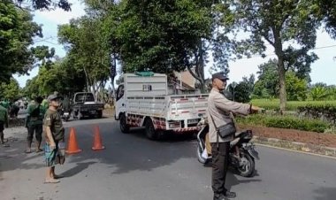 Polsek Mataram Dampingi DLH Pangkas Pohon Rapuh di Lingkar Selatan, Antisipasi Bahaya bagi Pengguna Jalan