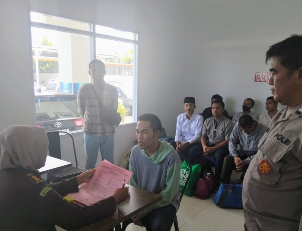 Berkas Lengkap, Unit Reskrim Polsek Selaparang Serahkan Tersangka Pencurian ke Kejaksaan Negeri Mataram